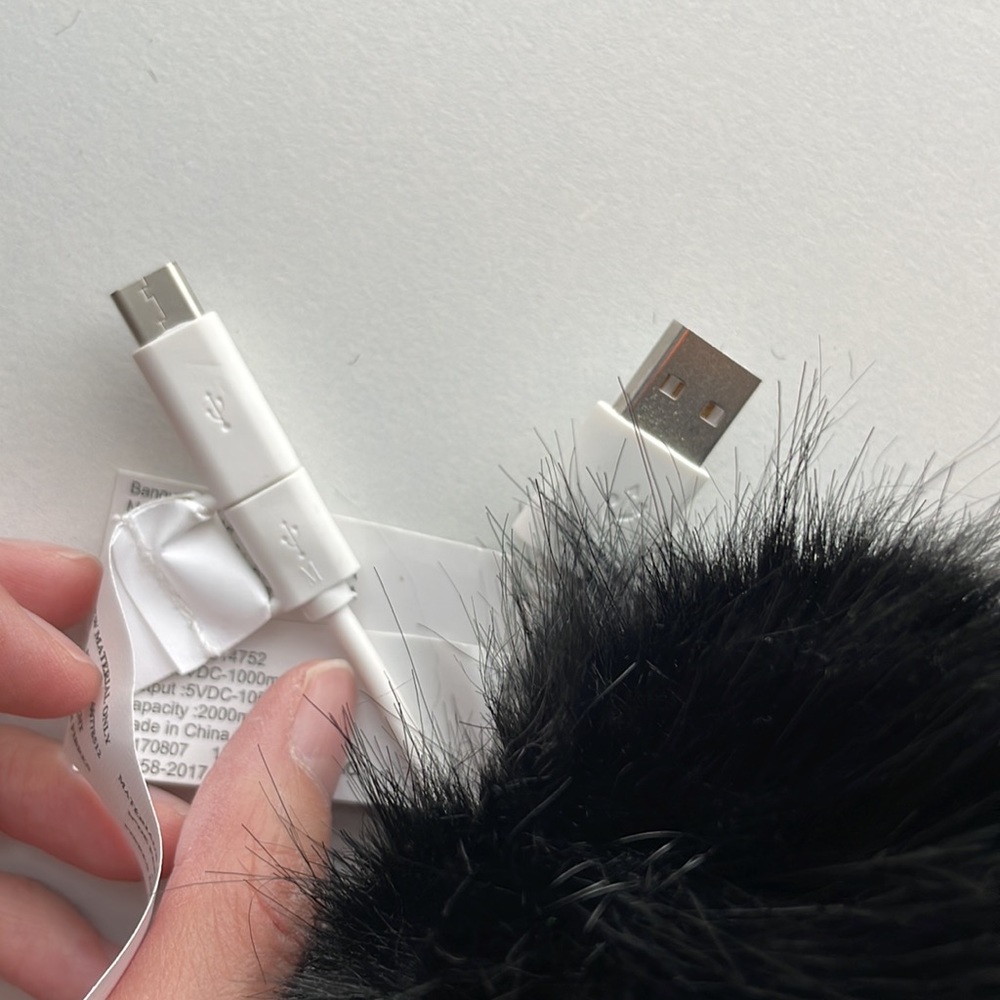 🛍3 for $25🛍 Black Puff Purse Accessory Phone Charger - Picture 4 of 5